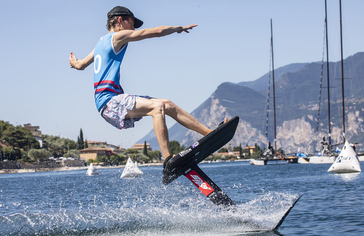 Jurij Scheibler beim Pump-Foil-Event am Gardasee