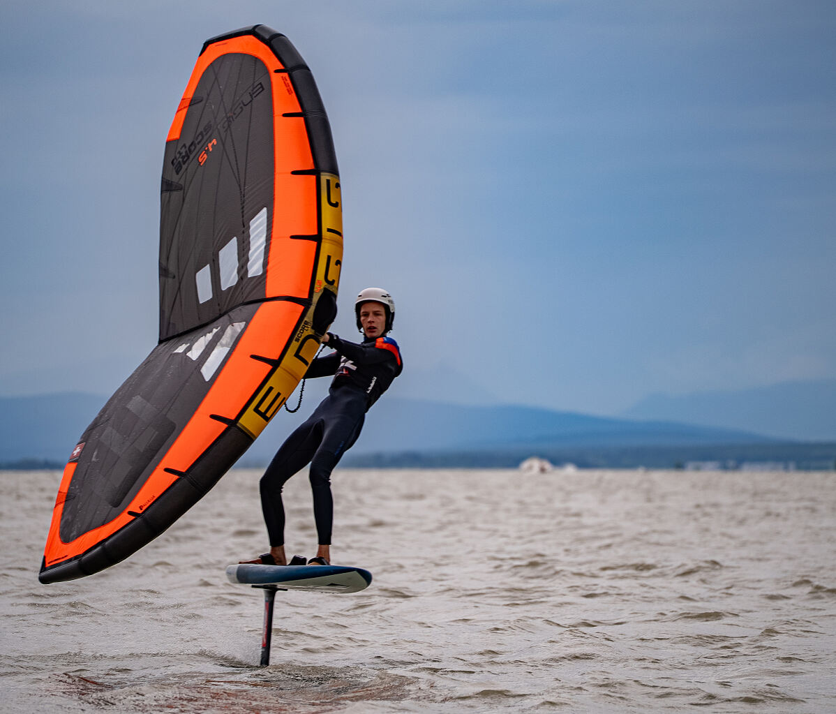 Jurij Scheibler beim ersten Stopp der Wingfoil-ÖM am Neusiedlersee